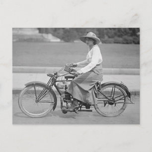 Bild på motorcykelns vintage för kvinnor vykort