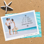 Bild på semester i julfamiljens strand roligt julkort<br><div class="desc">Önska din familj och dina vänner Lycklig jul med det här Helgdag-kortet som innehåller en av dina favoritsemesterfamiljer i bilder med en modern övertäckningsordalydelse som lyder "Låt det snöa,  låt det snöa,  låt det snöa (någon annanstans)" som är dekorerad med snöflingor.</div>