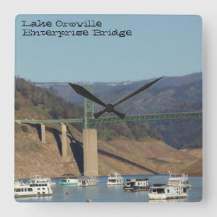 Bild på sjö Oroville & Enterprise Bridge klockan. Fyrkantig Klocka