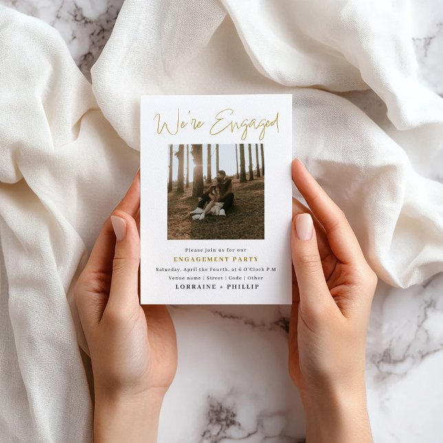Bild Perfekt, två meddelanden om fotoförlovning Inbjudningar (Romantic engagement photo card with earthy tones and minimalist style.)