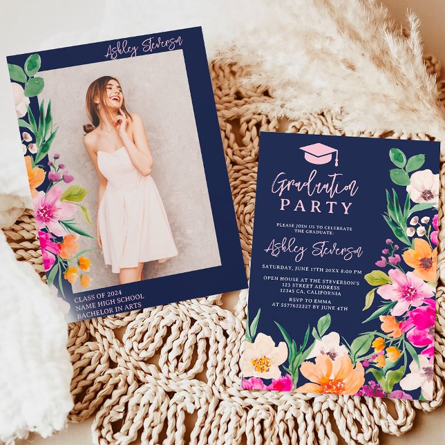 Bild studenten på skript för ljusblommor i vilden inbjudningar (Bright wild flowers script photo graduation invitation on navy blue)