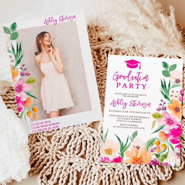 Bild studenten på skript för ljusblommor i vilden inbjudningar (Bright wild flowers script photo graduation invitation on white)