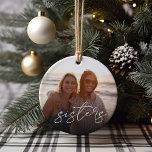 Bildskärmstryck, övertäckningsfoto julgransprydnad keramik<br><div class="desc">Behålla en ständig påminnelse om din viktigaste prioritering i närheten av den här vackra familjens prydnadsföremål. Lägg till ett favoritfoto på varje sida med "systrar" överlagrad i handskrivet skript med vit avslappnad. Gör en hjärtlig gåva till din syster,  styvsyster eller sorteringssyster.</div>