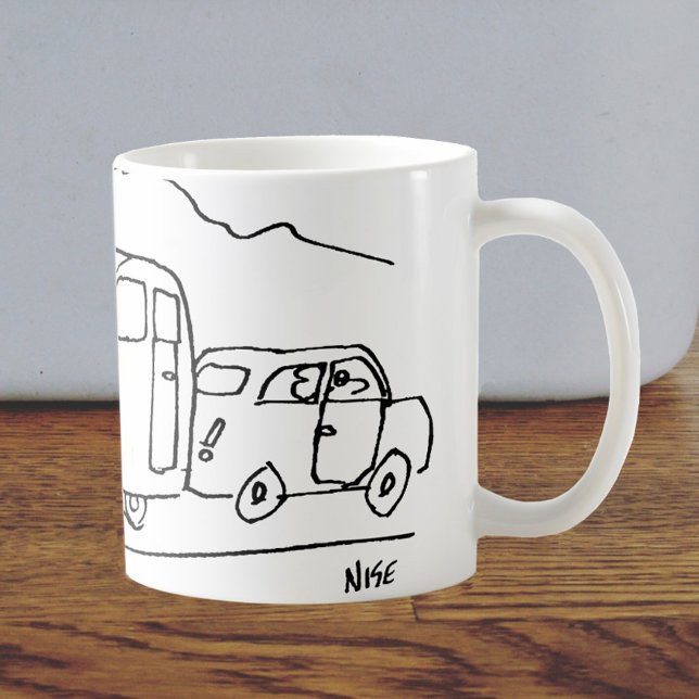 Bilen är i färd med att bogsera en karavan och äve kaffemugg (Skapare uppladdad)