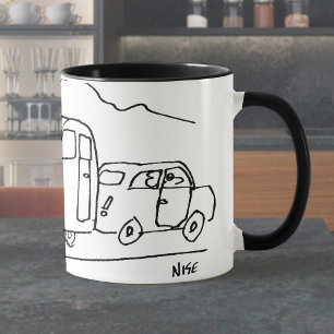 Bilen är i färd med att bogsera en karavan och äve mugg