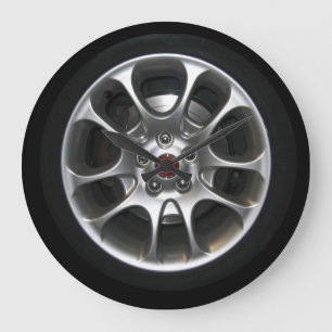 Bilen rullar hubcapen tar tid på stor klocka