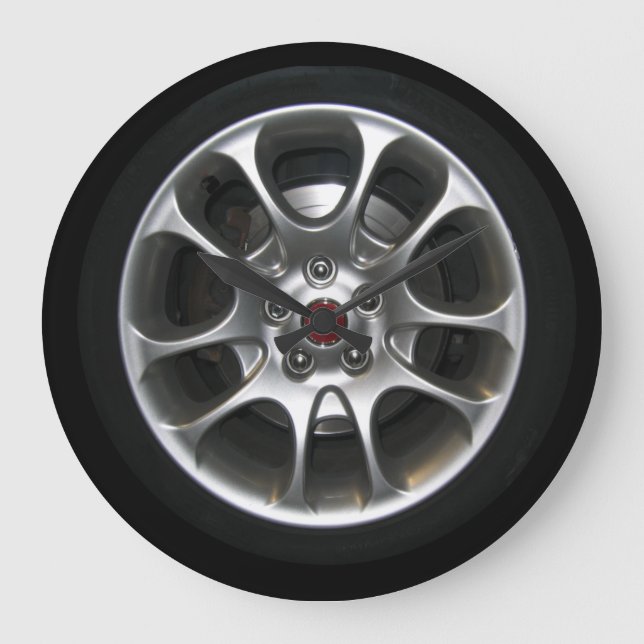 Bilen rullar hubcapen tar tid på stor klocka (Framsida)