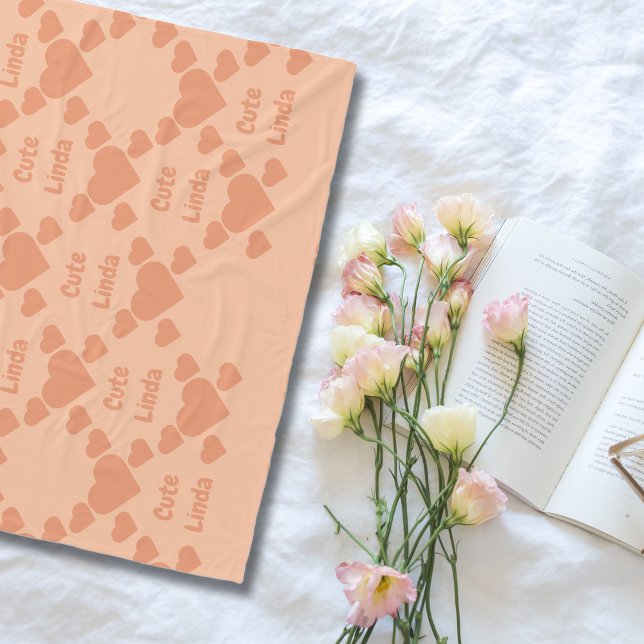Bilingual Peach Fuzz Cute Linda Spanska Fleecefilt (Bilingual Fleece Blanket. Customizable and personalized, Peach Fuzz Hearts. Multilingual Project)