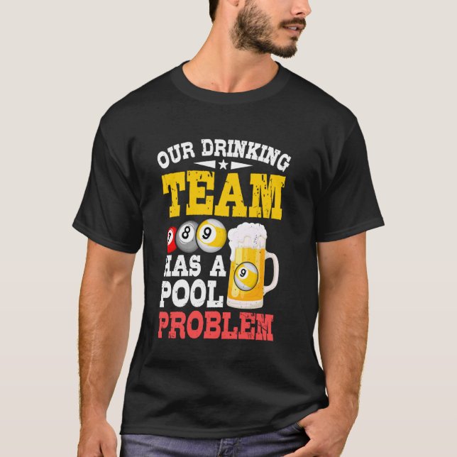 Biljard - Vårt dryckeslag har ett poolproblem T Shirt (Framsida)