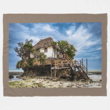 Bilturesque-hus på en tropisk korallextraktion