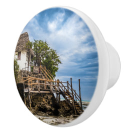 Bilturesque-hus på en tropisk korallextraktion knopp