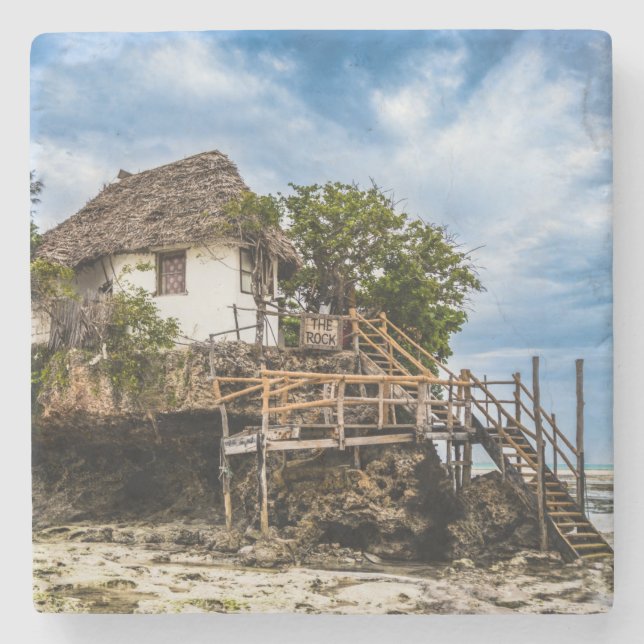 Bilturesque-hus på en tropisk korallextraktion stenunderlägg (Framsidan)