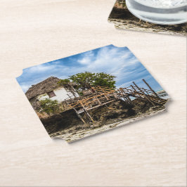 Bilturesque-hus på en tropisk korallextraktion underlägg papper