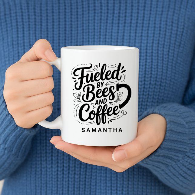 Bin- och kaffegåva till biodlare kaffemugg (Fueled by Bees & Coffee Gift for Bee Keeper Coffee Mug)