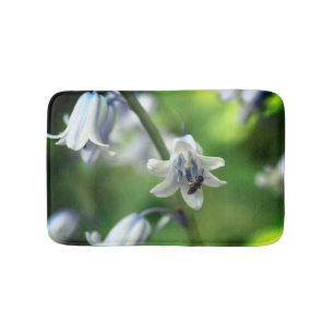 Bin på Blurkblomning nära Badrumsmatta