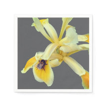 Bin på en gult blomma