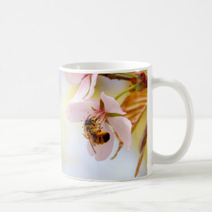 Bin på en körsbärsblomma kaffemugg