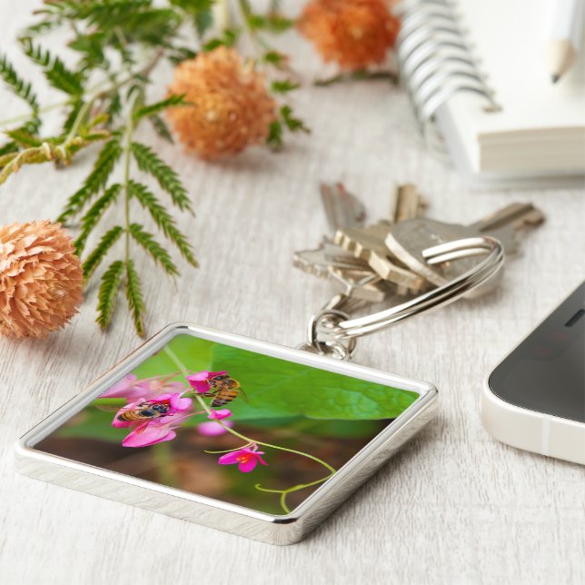 Bin på korallvinsblommor fyrkantig silverfärgad nyckelring (Sidan)