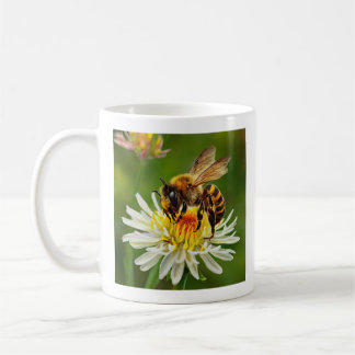 Bin på vit blomma kaffemugg