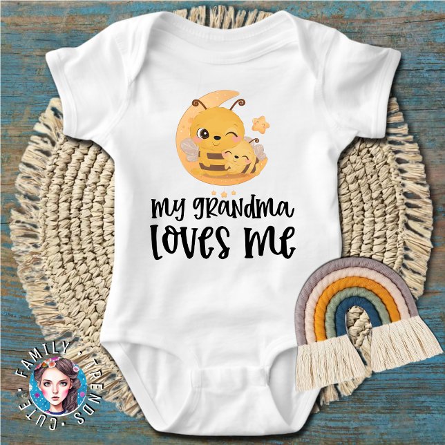 Bin 🌝 Present till barnbarn - Mormor älskar mig T Shirt (Bees 🌝 Gift for Grandchild - My Grandma Loves Me Baby Bodysuit)