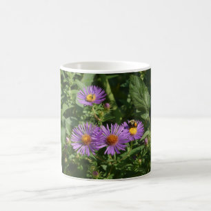 Bin som arbetar med aster-Blommar Kaffemugg