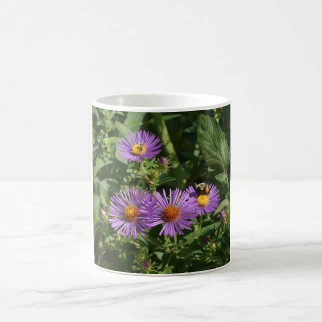 Bin som arbetar med aster-Blommar Kaffemugg (Center)