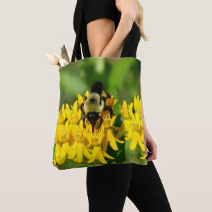 Bin som festar på fjärilsmjölksvildblommor tygkasse