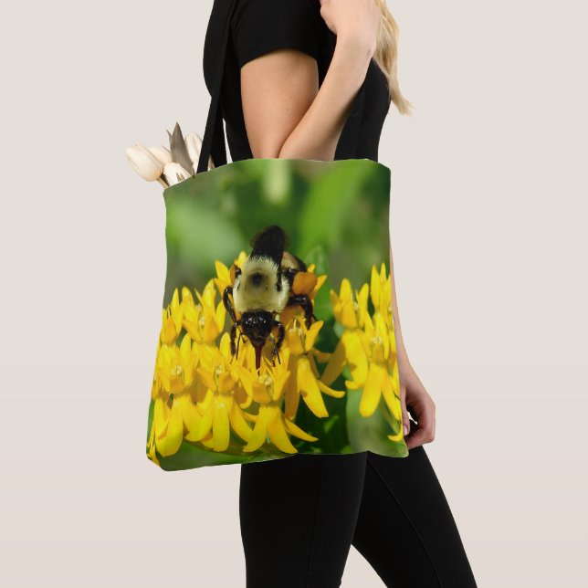 Bin som festar på fjärilsmjölksvildblommor tygkasse (Närbild)