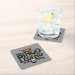 Bingo Legend Crowned i Guld Retro Typography Underlägg Papper Kvadrat<br><div class="desc">Fira kärlek för bingo med den här djärva och regala designen som innehåller frasen "Bingo Legend in the Skapar" i den slående återtypografin, som är full med ett ornat golden krona. Den djupa, rik och vintage estetik ge i detta konstverk är en tidlös appell, perfekt för dem som njuter av...</div>