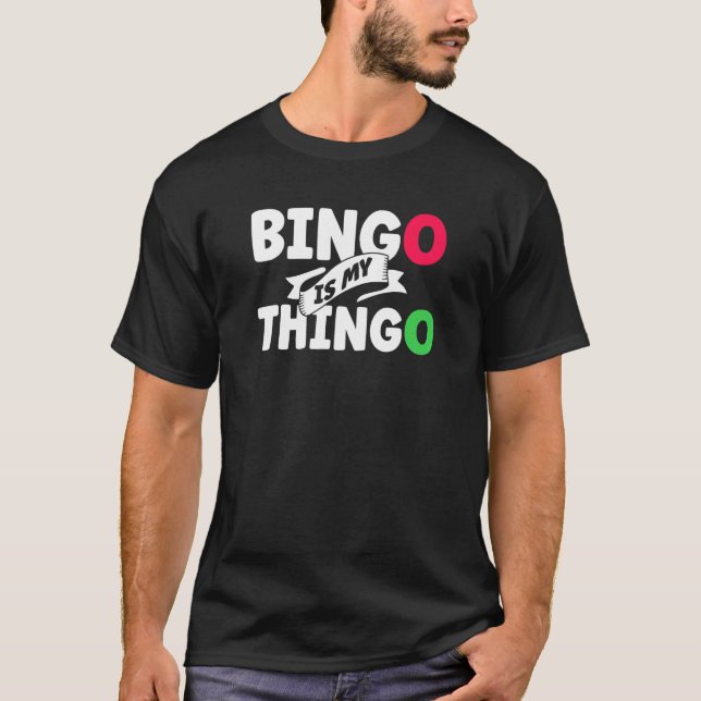 Bingo-uppringaren spelar upp kortet Win Lucky Bing T Shirt (Framsida)