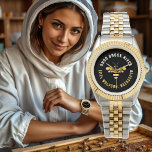 Biodlingsbevakning med Guld stilized Honeybee Armbandsur<br><div class="desc">Dina kunder garanteras mer till kärlek när du bäror den här söta lilla honungsbin på marknader,  konventioner och skolmässor. Det är faktiskt en bra praxis som är till stor hjälp för dina kunder om de vet vem du är och varifrån du kommer. Biodling i lycklig!</div>