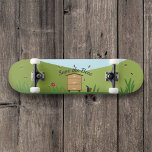 Biodlingsscenen - Spara av Bees Skateboard<br><div class="desc">Spara i Bees Skateboard: en biodlingsscen som består av ett landskap med bikupor,  bin och birökare i tecknaden stil. En trevlig gåva till en biodlare eller en älskare av blommor och bin!</div>
