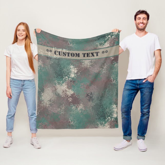 Biohazard Woodland Camo w/ Text Fleece Blanket (På plats)