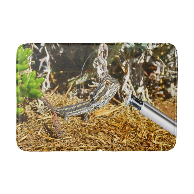 Biologin hos en Baby-bustad draködödla. Badrumsmatta (Framsidan)