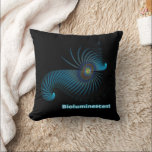 Bioluminescent Alien Sea Creator Kudde<br><div class="desc">En fraktal utplåning av utlänningars liv. Text som läser "Bioluminescent" visas också i ljusblått och vitt. Anpassa genom att lägga till en egen text på baksidan. Man vet aldrig vad som lurar i djupa, mörk oceaner, på denna planet eller någon annan. Vissa arter, även om de är söta, kan vara...</div>