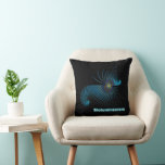 Bioluminescent Alien Sea Creator Kudde<br><div class="desc">En fraktal utplåning av utlänningars liv. Text som läser "Bioluminescent" visas också i ljusblått och vitt. Anpassa genom att lägga till en egen text på baksidan. Man vet aldrig vad som lurar i djupa, mörk oceaner, på denna planet eller någon annan. Vissa arter, även om de är söta, kan vara...</div>