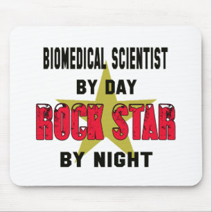 Biomedicalforskare vid den rockstar dagen vid natt musmatta