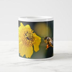 Bipollinerar en gul blomma jumbo mugg
