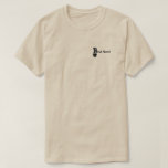 Bird Nerd Uggla T Shirt<br><div class="desc">Roligt och unik t-shirt för fågelskådare, fågelguider och fågelguider med beteckningen "Bird Nerd" av den lämnat axeln. Silhouette i uggla är "B" i "Bird Nerd" och hans näcka dockar "i" i "fågel". Om du anpassar den här designen visas den bättre på ljusa färger och väljer "intensiv utskrift" om du vill...</div>