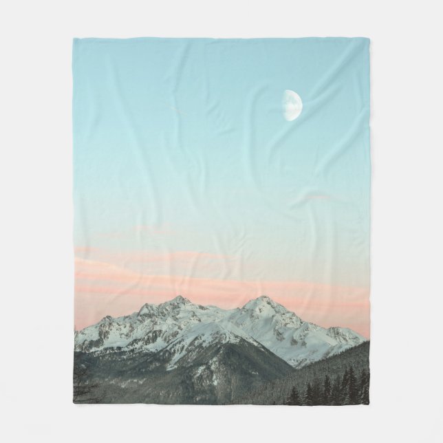 BIRD'S EYE VIEW OF MOUNTAIN PEAKS UNDER BLUE SKY FLEECEFILT (Framsidan)