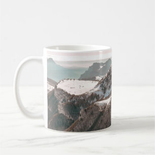 BIRD'S-ÖGA VIEW OF SNÖ TÄCKTE MOUNTAIN UNDER CLE KAFFEMUGG