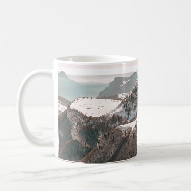 BIRD'S-ÖGA VIEW OF SNÖ TÄCKTE MOUNTAIN UNDER CLE KAFFEMUGG (Vänster)