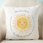 Birth Stats Sunshine Dekorativ kudde<br><div class="desc">Den här söta baby-kudden har en gult vattenfärg som leker sol. Enkelt anpassade med baby namn och födelsestatus är det en utmärkt gåva till ett nyfött baby. Ursprunglig vattenfärg © Michele Davies.</div>