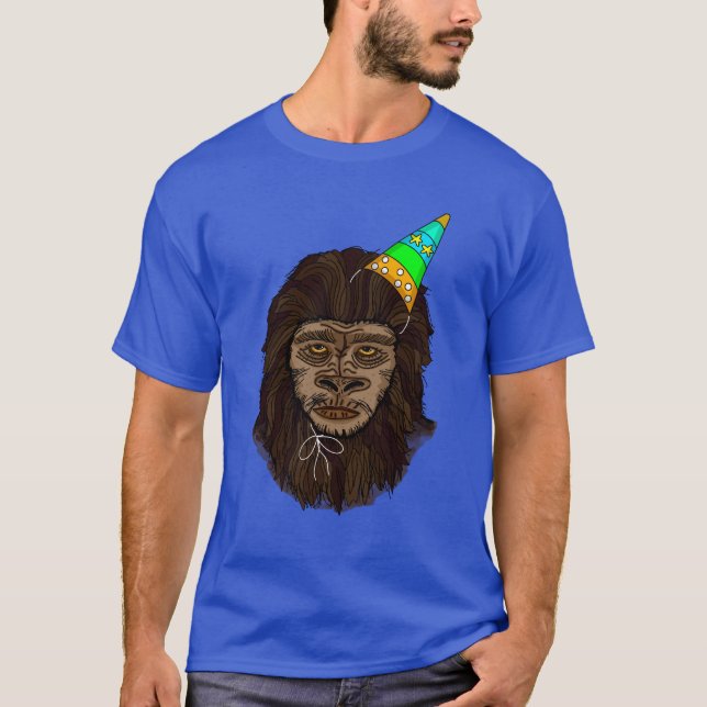 Birthday Boy Bigfoot Sasquatch Humor T Shirt (Framsida)