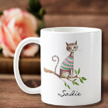 Birthday Funny Cat Cute Cat Mamma Personlig Kaffemugg<br><div class="desc">Gör dina varningar med den här lekande kattälskarens mugg. Utformningen har en levande vattenfärgsbild av en söt katt med en grönt och rosa strimlad svettare sitta på en gren i träd, med ett anpassningsbar för att lägga till ditt namn på en modern skriptframsida. Perfekt för kaffe, te eller hett kakao,...</div>