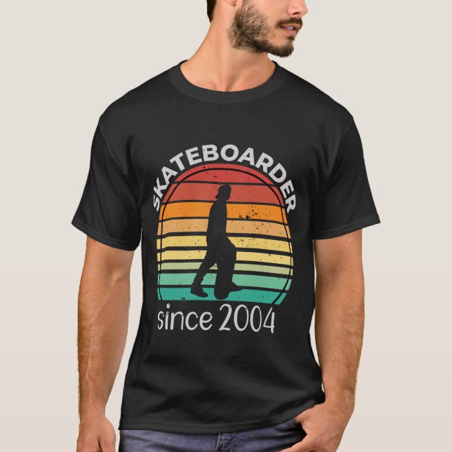 Birthday Gift Skateboarder Born 2004 T Shirt (Framsida)