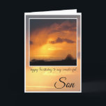 Birthday Son, Bright Sol Behind Storm Clouds Kort<br><div class="desc">grattis på födelsedagen Son. Djupt orange sol glöder bakom mörken,  vispliga stormmoln. Texten säger: grattis på födelsedagen till min underbara son. Inuti kortet är tomt.</div>