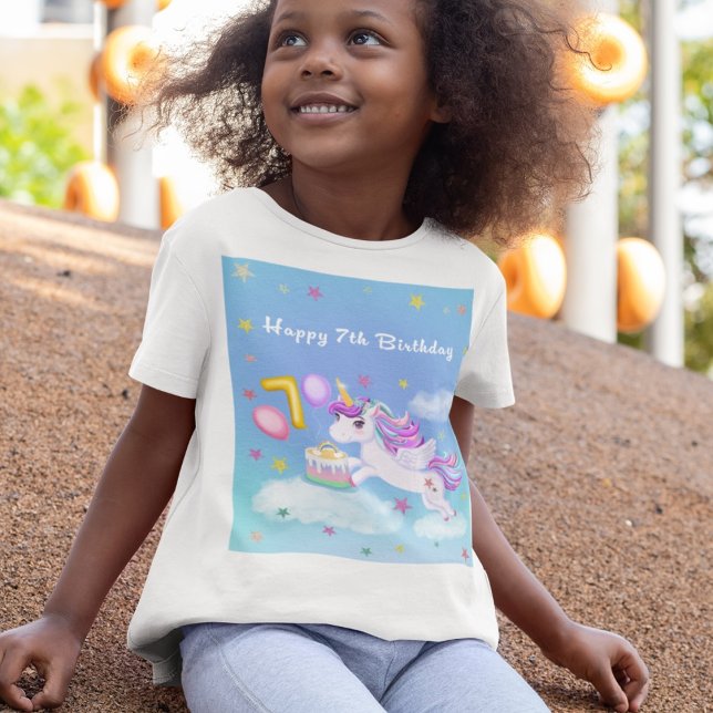 Birthday Unicorn i lycklig med födelsedagskaka T Shirt (Skapare uppladdad)