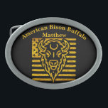 Bison med amerikansk Flagga-bakgrund<br><div class="desc">Den här bilden har ett fet svart bison-buffelhuvud som läggs ovanpå en stiliserad amerikansk flagga. I illustrationen visas buffelns framstående horn och ansiktsdrag,  som representerar styrka och det amerikanska arvet.</div>