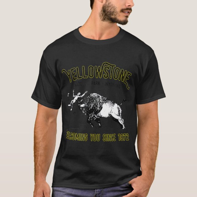 Bison Toss Yellowstone National Park Funny T Shirt (Framsida)